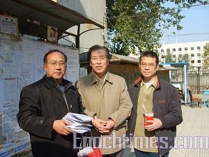 Che Hongnian and Chen Xi, human rights activists from another province, act as volunteers for Sun Wenguang's election campaign. (The Epoch Times)