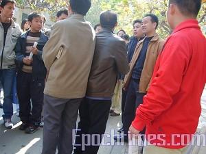 Plain-clothes police are interfering in Sun's campaign. (The Epoch Times)