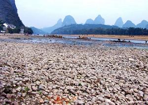 Riverbed rocks are exposed in the dried-up area of the Lijiang River. (The Epoch Times)