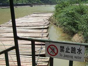 "No Diving" was mistranslated as "No jumping water." The person who submitted the photo joked that perhaps the water should stop jumping around. (Photo from Internet)