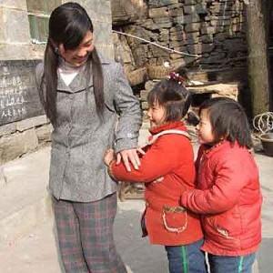 Meixiang and her two students. (Shuizhi Forum)