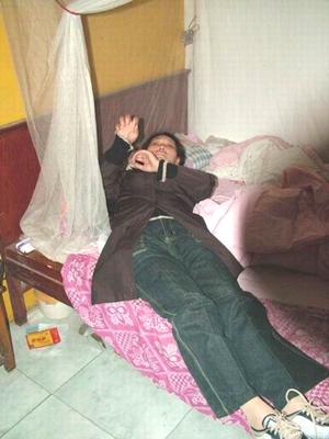 Xue Xiangbiao's wife describes how in the process of the forced demolition she was held against the bed. (The Epoch Times)
