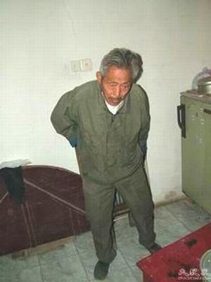 Xue Xiangbiao's father Xue Ruirong describes how he was tied up during the forced demolition of their home. (The Epoch Times)