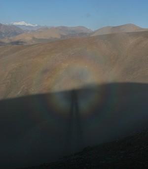 On September 14, 2006, Buddha's Halo appeared, around the reflection, atop of Mount Juewula (Chinese Pinyin) located between the Dingri County and Mount Everest or Qomolangma in Tibet, attracting many tourists. (The Epoch Times)