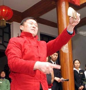 Mao Xiheng cuts three ceramic bowls in half in just a few seconds. (Epoch Times Archives)