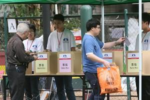 People voting in the unofficial election site at Mong Kokm. (Wu Lianyou/The Epoch Times).