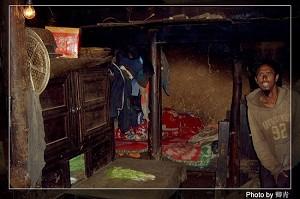 Interior of a thatched cottage (Qing Qing/The Epoch Times)