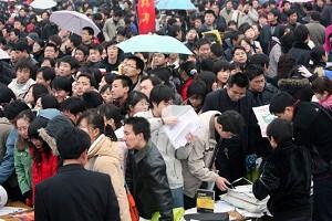 Rain didn't stop 60,000 employee hopefuls from attending the spring job fair in Shijiazhuang City, Hebei Province on March 1, 2007. (The Epoch Times)