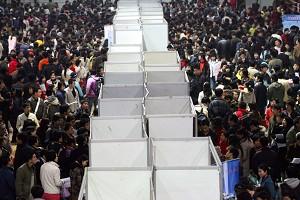 Tens of thousands of students attended the job fair held on March 1, 2007 at the Sport Exhibition Center in Tianjin City. (The Epoch Times)