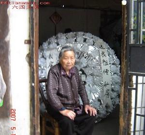 Zheng placed a wreath in her room to show her determination in resisting forced relocation. (Lian Sheng, www.64tiangwang.com)