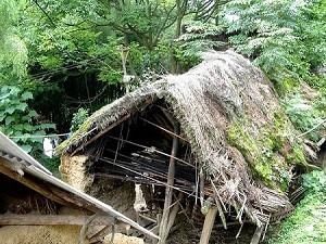 An entire family occupies an uninhabitable hut. (Ben Ben)