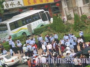 Appellants and policemen gather outside the city government building.(The Epoch Times)