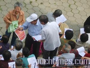 Appellants distributing flyers (The Epoch Times)