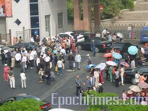 Appellants gathered outside the City government building. (The Epoch Times)