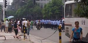 Wuhan city authority mobilized over one thousand armed police officers to arrest human rights defenders at Hualou Street on June 23, 2007. (The Epoch Times)