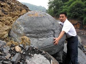 On May 27, 2007, several dozen "UFO" shaped gangues were found in Shangrao County, Jiangxi Province. (The Epoch Times)