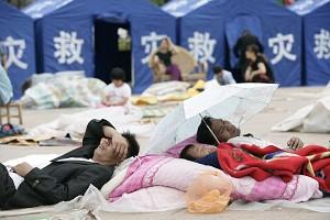 In the disaster areas there is a severe shortage of emergency supplies. Most of the victims can not even obtain a tent for shelter. (The Epoch Times)