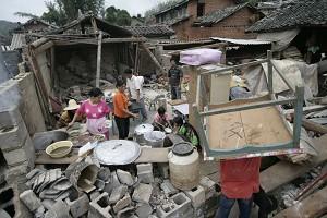 Disaster victims prepare lunch in their destroyed homes. (The Epoch Times)
