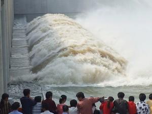 On July 11, sluice gates were opened at the Jiangtang Lake in Anhui Province, diverting a torrent towards flood buffer zones. (Epoch Times Archive)