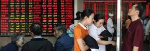 Experts worry about China's "Nationwide Speculation"  It is estimated that 10 percent of the population have invested in the stock market, which is evolving into a social problem. (The Epoch Times)