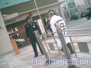 Hua Zaichen at the labor camp of Beijing Security Bureau, Chongwen Branch requesting to see his wife.  (The Epoch Times)
