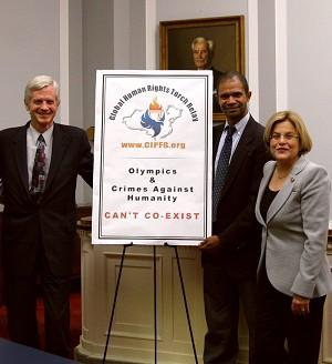 On Sept. 20, 2007, David Kilgour (L), member of CIPFG and former Canadian Secretary of State (Asia-Pacific); Keith Ware (middle), CIPFG representative; and Congresswoman Ileana Ros-Lehtinen (R), at the press conference held in the Rayburn House Office Building. (The Epoch Times)