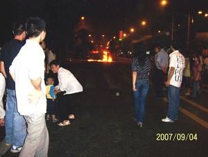 Chongching incident onlookers. (mtxsnow.net)