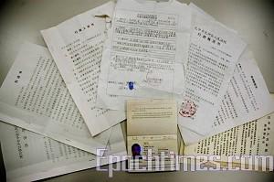Documents that Wu Yalin brought with him.（Wang Renjun/The Epoch Times)
