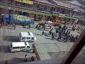 Police advance towards demonstrators in Amdo Labrang, Sangchu County, Gansu Province, Northeastern Tibet. (Phayul.com)