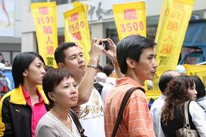 Many tourists from China were surprised to see such a parade in Hong Kong. (Li Ming/The Epoch Times).
