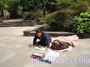 Qinghefang residents begging on the street. (The Epoch Times)