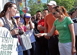 The Chinese mob shouted at an Epoch Times photographer, threatening, "We will kill you!" (Sonya Bryskine/Epoch Times)