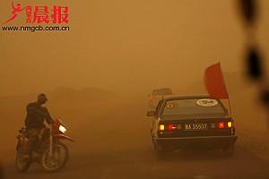 Inner Mongolia is hit hard by the dust storm. (nmgcb.com.cn)