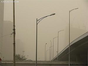 Beijing is choked by thick clouds of airborne sand. (BBS.PCPOP.com)