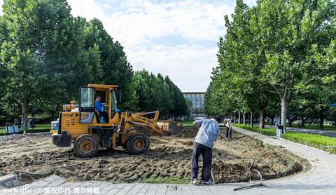 Workers on Aug. 21 tore up a large stone plaque with the characters "Chinese Communist Party Central Party School," at the Central Party School in Beijing. The characters on the stone are believed to have been written by former Party leader Jiang Zemin. (Weibo.com)