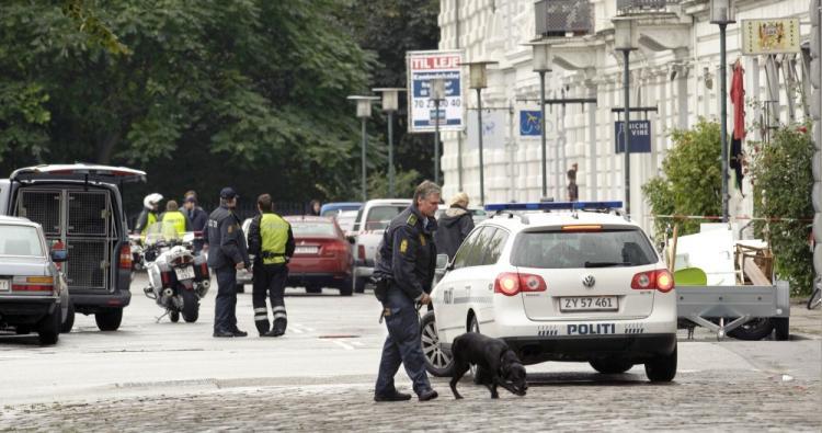 <a><img src="https://www.theepochtimes.com/assets/uploads/2015/09/000_Par3446904.jpg" alt="Police with bomb detection dog searched the area outside Hotel Jorgensen in Copenhagen, on Sept. 10, 2010.  (Jens Norgaard Larsen/AFP/Getty Images)" title="Police with bomb detection dog searched the area outside Hotel Jorgensen in Copenhagen, on Sept. 10, 2010.  (Jens Norgaard Larsen/AFP/Getty Images)" width="320" class="size-medium wp-image-1814911"/></a>
