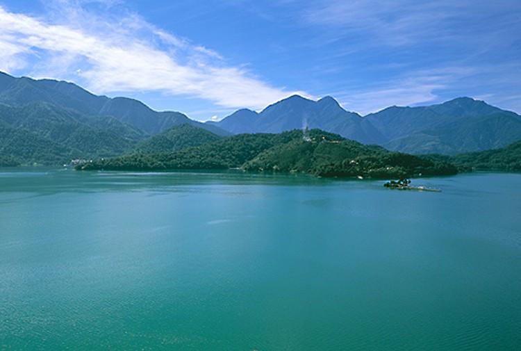 <a><img src="https://www.theepochtimes.com/assets/uploads/2015/09/01000397-SunMoonLake.jpg" alt="The picturesque and romantic Sun Moon Lake in Taiwan. (Courtesy of Taiwan Tourism Bureau)" title="The picturesque and romantic Sun Moon Lake in Taiwan. (Courtesy of Taiwan Tourism Bureau)" width="575" class="size-medium wp-image-1797032"/></a>