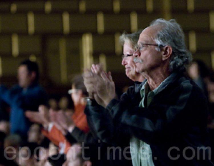 <a><img src="https://www.theepochtimes.com/assets/uploads/2015/09/100103171326976--ss.jpg" alt="The audience at San Francisco's War Memorial Opera House this evening. (Ma Youzhi/The Epoch Times)" title="The audience at San Francisco's War Memorial Opera House this evening. (Ma Youzhi/The Epoch Times)" width="320" class="size-medium wp-image-1824334"/></a>