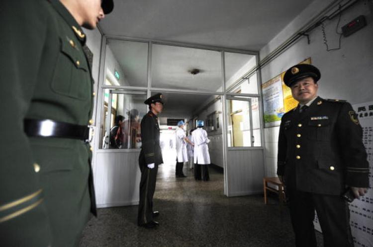 <a><img src="https://www.theepochtimes.com/assets/uploads/2015/09/1004101212421944.jpg" alt="On April 7, policemen were guarding Hejin People's Hospital and forbid reporters and family members from entering. According to reports, 106 miners were rescued in the second batch of rescues, and most were brought to the Hejin People's Hospital. (Getty Images)" title="On April 7, policemen were guarding Hejin People's Hospital and forbid reporters and family members from entering. According to reports, 106 miners were rescued in the second batch of rescues, and most were brought to the Hejin People's Hospital. (Getty Images)" width="320" class="size-medium wp-image-1821135"/></a>