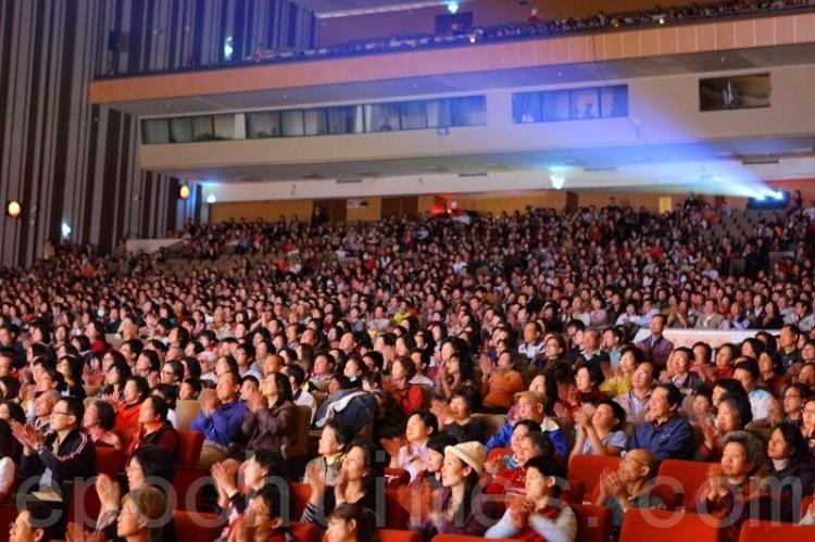 <a><img src="https://www.theepochtimes.com/assets/uploads/2015/09/1004161118551500.jpg" alt="The audience at Shen Yun Performing Arts New York Company premiere at Taiwan Chung Hsing University Huisun Hall on April 16, Shen Yun's seventh stop of its Taiwan tour 2010. (The Epoch Times)" title="The audience at Shen Yun Performing Arts New York Company premiere at Taiwan Chung Hsing University Huisun Hall on April 16, Shen Yun's seventh stop of its Taiwan tour 2010. (The Epoch Times)" width="320" class="size-medium wp-image-1821004"/></a>