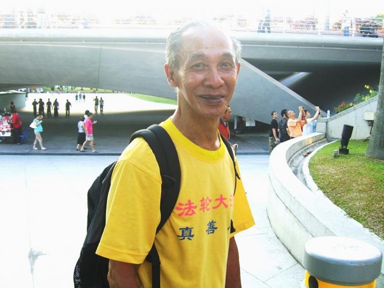 <a><img src="https://www.theepochtimes.com/assets/uploads/2015/09/1005080352302066.jpg" alt="Mr. Chua Eng Chwee, 71, has gone to a tourist site every day for 10 years to raise awareness about the persecution of Falun Gong. (Huang Siyuan/The Epoch Times)" title="Mr. Chua Eng Chwee, 71, has gone to a tourist site every day for 10 years to raise awareness about the persecution of Falun Gong. (Huang Siyuan/The Epoch Times)" width="320" class="size-medium wp-image-1811738"/></a>