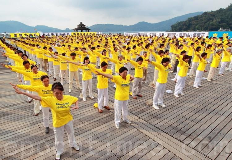 Falun Gong practitioners' group exercise at Taiwan's Sun Moon Lake in 2010 (Song Bilong/The Epoch Times)