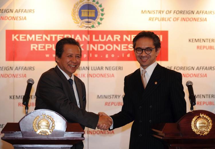 <a><img src="https://www.theepochtimes.com/assets/uploads/2015/09/102159773.jpg" alt="Indonesian Foreign Minister Marty Natalegawa (R) shakes hands with Malaysian Foreign Minister Sri Anifah Aman (L) after a press conference in Jakarta on June 17. On September 6, the Indonesian and Malaysian Foreign Ministers will meet to address the strained relations between the two countries. (Adek Berry/Getty Images )" title="Indonesian Foreign Minister Marty Natalegawa (R) shakes hands with Malaysian Foreign Minister Sri Anifah Aman (L) after a press conference in Jakarta on June 17. On September 6, the Indonesian and Malaysian Foreign Ministers will meet to address the strained relations between the two countries. (Adek Berry/Getty Images )" width="320" class="size-medium wp-image-1815399"/></a>