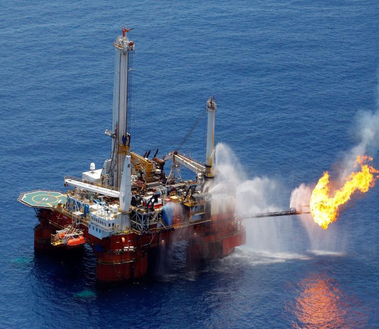 <a><img src="https://www.theepochtimes.com/assets/uploads/2015/09/102414477BP.jpg" alt="A drilling platform near the Transocean Discoverer Enterprise drillship burns off gas collected at the BP Deepwater Horizon oil spill. (Chris Graythen/Getty Images)" title="A drilling platform near the Transocean Discoverer Enterprise drillship burns off gas collected at the BP Deepwater Horizon oil spill. (Chris Graythen/Getty Images)" width="320" class="size-medium wp-image-1818096"/></a>