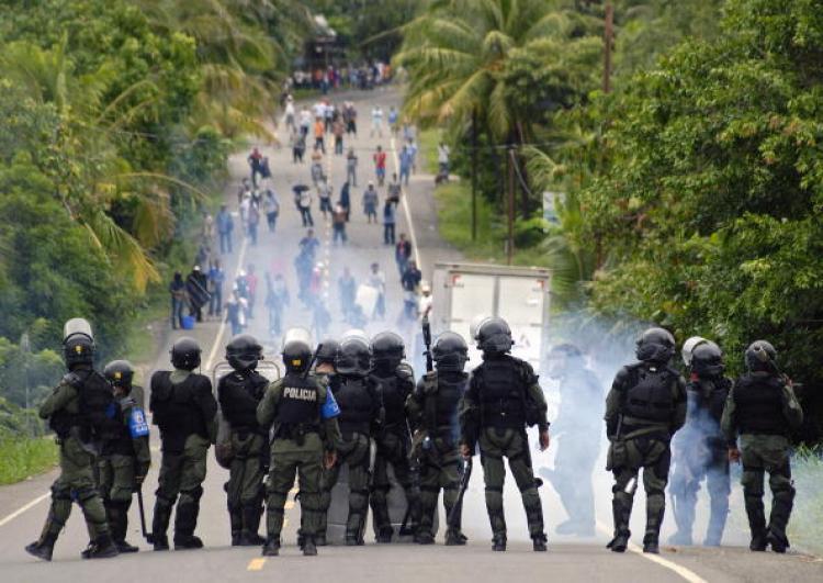 <a><img src="https://www.theepochtimes.com/assets/uploads/2015/09/102794274.jpg" alt="Policemen throw tear gas during clashes in Changuinola, Bocas del Toro, Panama on July 10. A strike was approved by Panamanian workers for next Tuesday against a law reform launched by the government of Ricardo Martinelli.  (Bienvenido Velasco/Getty Images)" title="Policemen throw tear gas during clashes in Changuinola, Bocas del Toro, Panama on July 10. A strike was approved by Panamanian workers for next Tuesday against a law reform launched by the government of Ricardo Martinelli.  (Bienvenido Velasco/Getty Images)" width="320" class="size-medium wp-image-1817519"/></a>