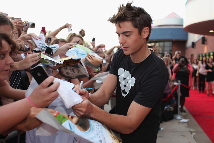 <a><img src="https://www.theepochtimes.com/assets/uploads/2015/09/103028226.jpg" alt="Zac Efron signs autographs for fans at the 'Charlie St. Cloud' St. Louis screening on July 21, 2010 in Missouri. (Dilip Vishwanat/Getty Images)" title="Zac Efron signs autographs for fans at the 'Charlie St. Cloud' St. Louis screening on July 21, 2010 in Missouri. (Dilip Vishwanat/Getty Images)" width="320" class="size-medium wp-image-1816111"/></a>