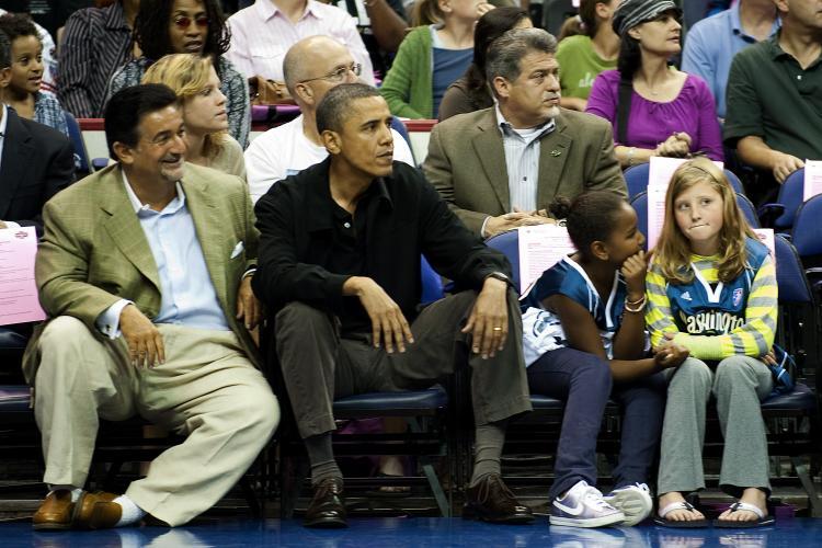 <a><img src="https://www.theepochtimes.com/assets/uploads/2015/09/103191731.jpg" alt="US President Barack Obama (C) attends the Washington Mystics basketball game with his daughter Sasha (2nd R) and her friend (R) at the Verizon Center in Washington, DC, August 1, 2010. (Jim Watson/AFP/Getty Images)" title="US President Barack Obama (C) attends the Washington Mystics basketball game with his daughter Sasha (2nd R) and her friend (R) at the Verizon Center in Washington, DC, August 1, 2010. (Jim Watson/AFP/Getty Images)" width="320" class="size-medium wp-image-1816386"/></a>