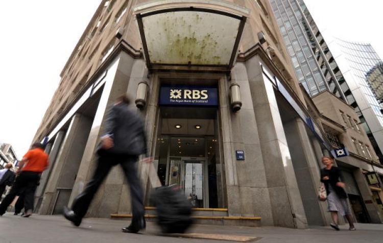 <a><img src="https://www.theepochtimes.com/assets/uploads/2015/09/103231751.jpg" alt="People walk past a branch of the Royal Bank of Scotland (RBS), in the City of London on August 4, 2010.  (Ben Stansall/Getty Images)" title="People walk past a branch of the Royal Bank of Scotland (RBS), in the City of London on August 4, 2010.  (Ben Stansall/Getty Images)" width="320" class="size-medium wp-image-1816586"/></a>