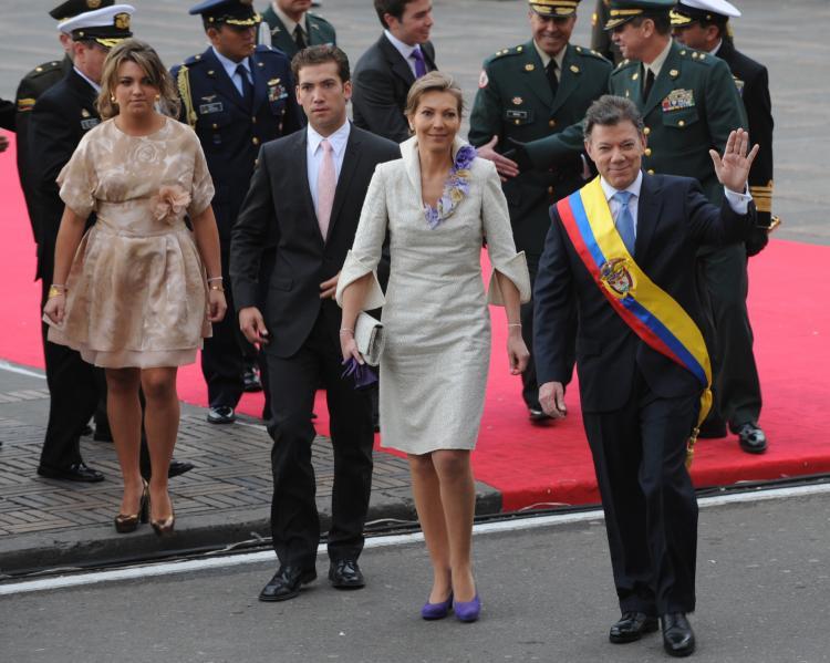 <a><img src="https://www.theepochtimes.com/assets/uploads/2015/09/103284434.jpg" alt="Newly sworn-in Colombian President Juan Manuel Santos (R) waves next to his wife Maria Clemencia Rodriguez(2R) and his son Martin(3R) and Maria Antonia in Bogota on August 7, 2010.  (Rodrigo Arangua/AFP/Getty Images)" title="Newly sworn-in Colombian President Juan Manuel Santos (R) waves next to his wife Maria Clemencia Rodriguez(2R) and his son Martin(3R) and Maria Antonia in Bogota on August 7, 2010.  (Rodrigo Arangua/AFP/Getty Images)" width="320" class="size-medium wp-image-1816443"/></a>