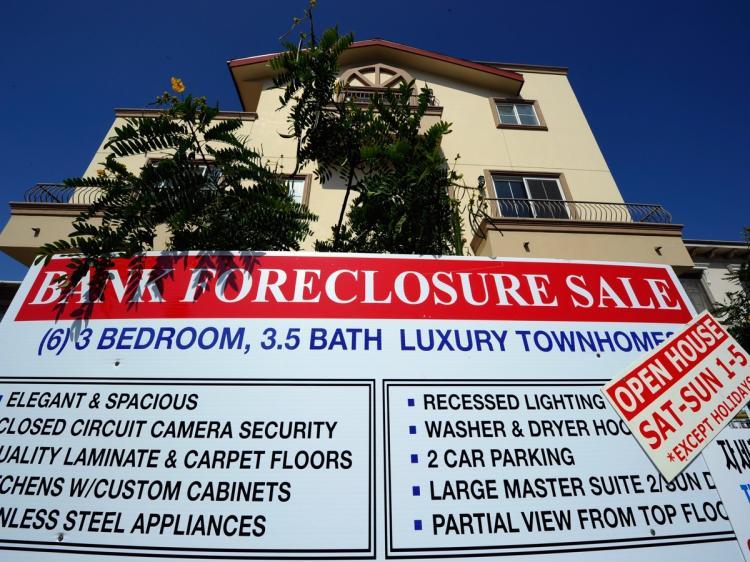 <a><img src="https://www.theepochtimes.com/assets/uploads/2015/09/103359679.jpg" alt="FORECLOSED: A 'bank foreclosure sale' sign is posted in front of townhomes on Aug. 12 in Los Angeles. U.S. banks repossessed homes at a record pace last month.(Kevork Djansezian/Getty Images)" title="FORECLOSED: A 'bank foreclosure sale' sign is posted in front of townhomes on Aug. 12 in Los Angeles. U.S. banks repossessed homes at a record pace last month.(Kevork Djansezian/Getty Images)" width="320" class="size-medium wp-image-1814636"/></a>